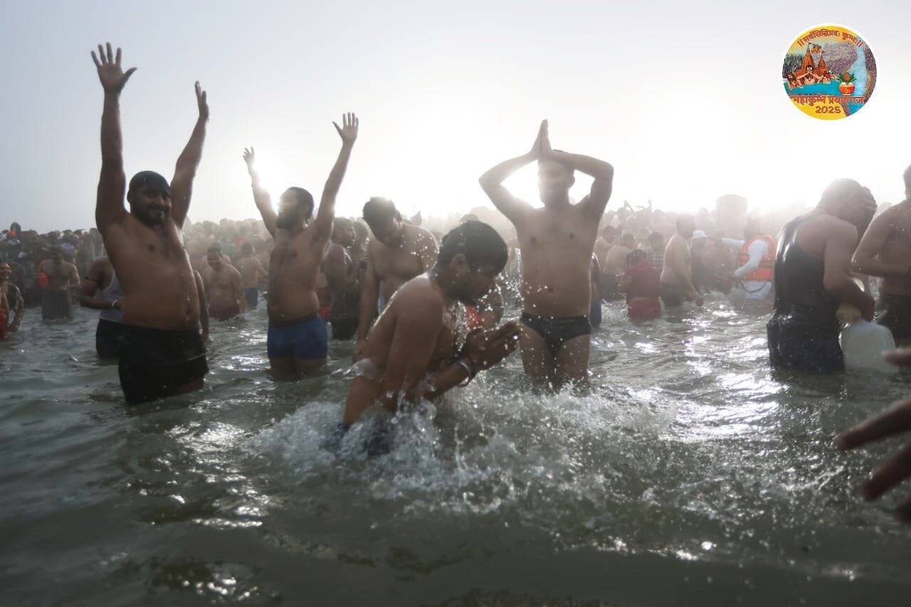 महाकुंभ 2025 : सबसे पहले महानिर्वाणी अखाड़ा ने किया स्नान, देखे महाकुंभ की कुछ खास झलकियां