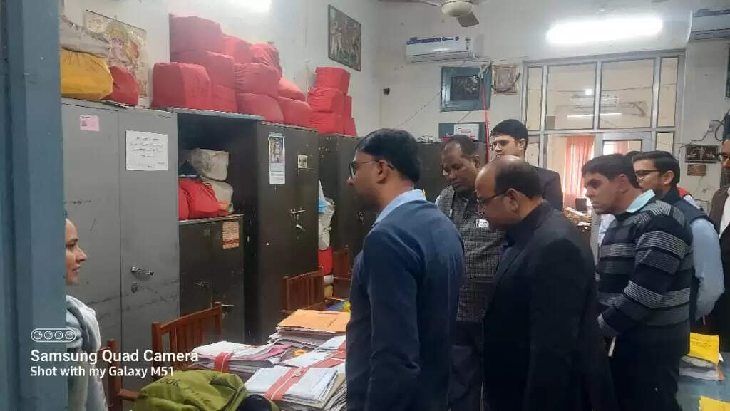 हॉस्पिटल के आउटडोर, इनडोर, टायलेट, रिकॉर्ड रूम सब जगह नजर आई गंदगी