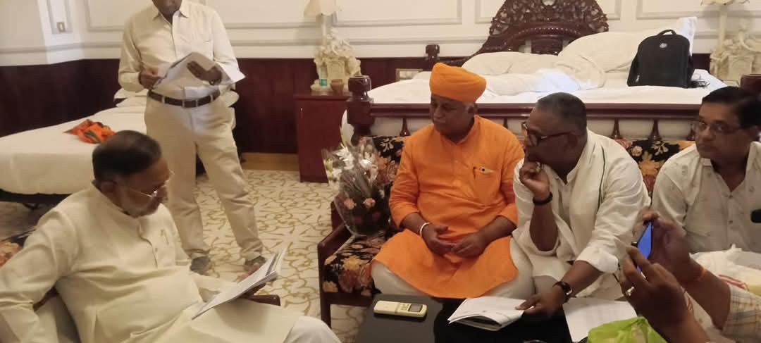 Bikaner : MLA जेठानंद की मौजूदगी में भंवर पुरोहित ने मंत्री नागर के सामने रखा मुद्दा
