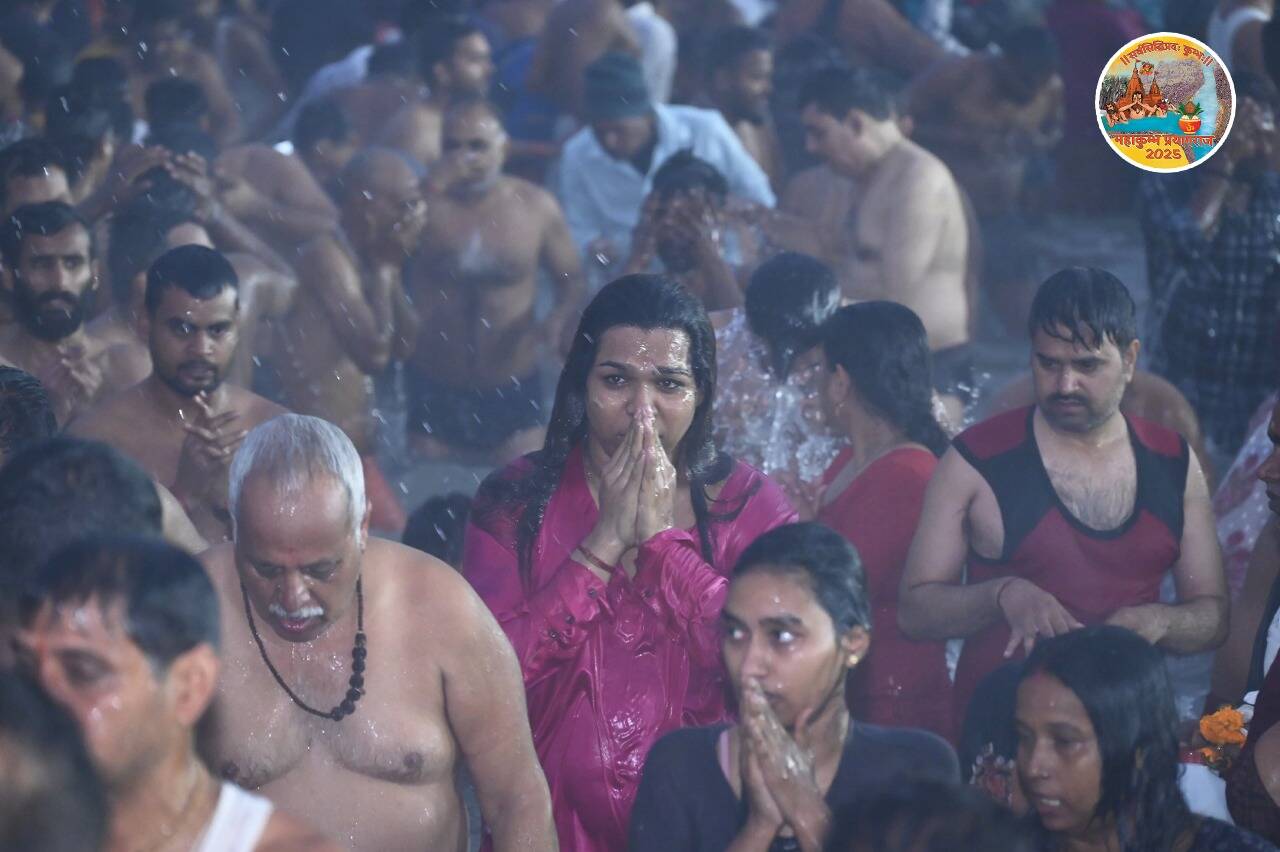 महाकुंभ 2025 : सबसे पहले महानिर्वाणी अखाड़ा ने किया स्नान, देखे महाकुंभ की कुछ खास झलकियां