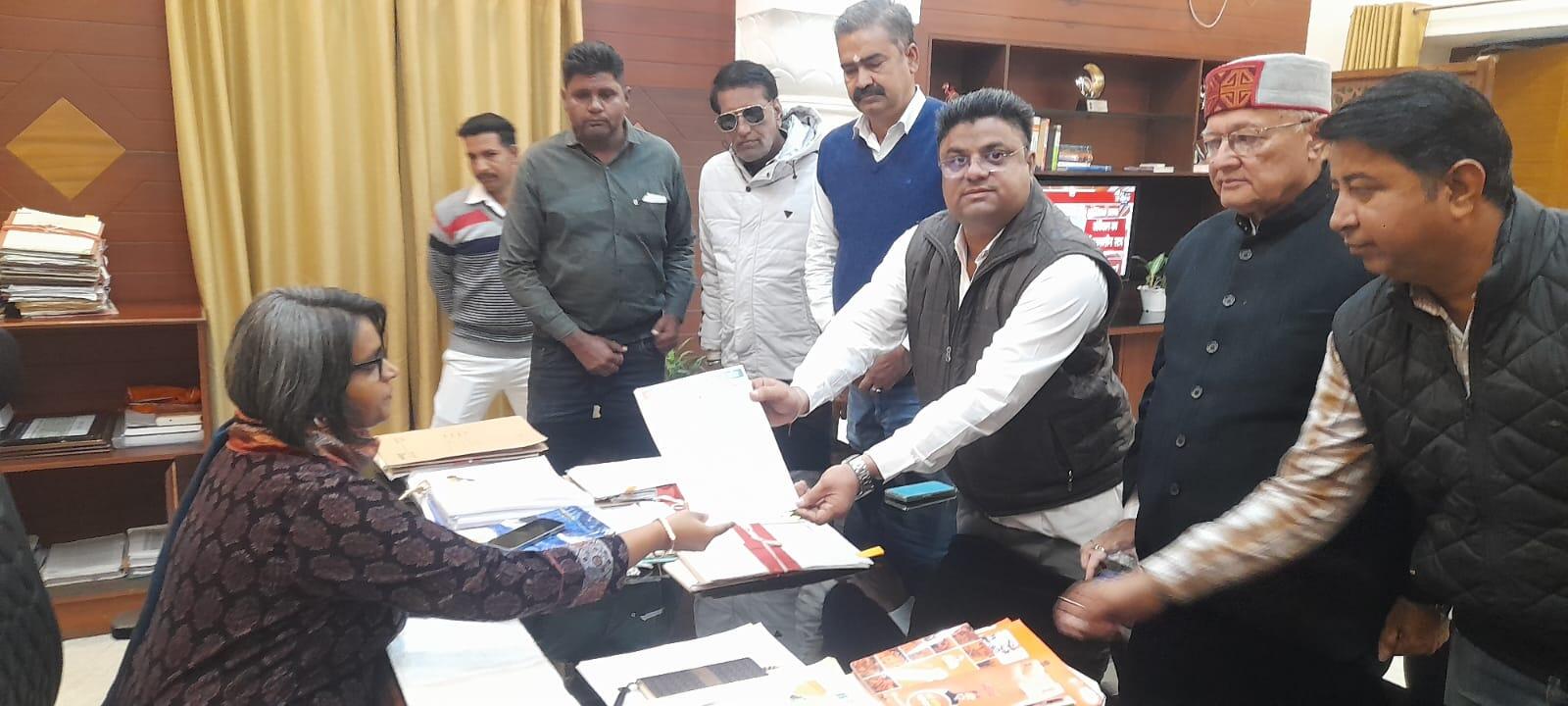 Bikaner : भाजपा सरकार के एक साल पर कांग्रेस ने सौंपा ज्ञापन, विकास रोकने का आरोप