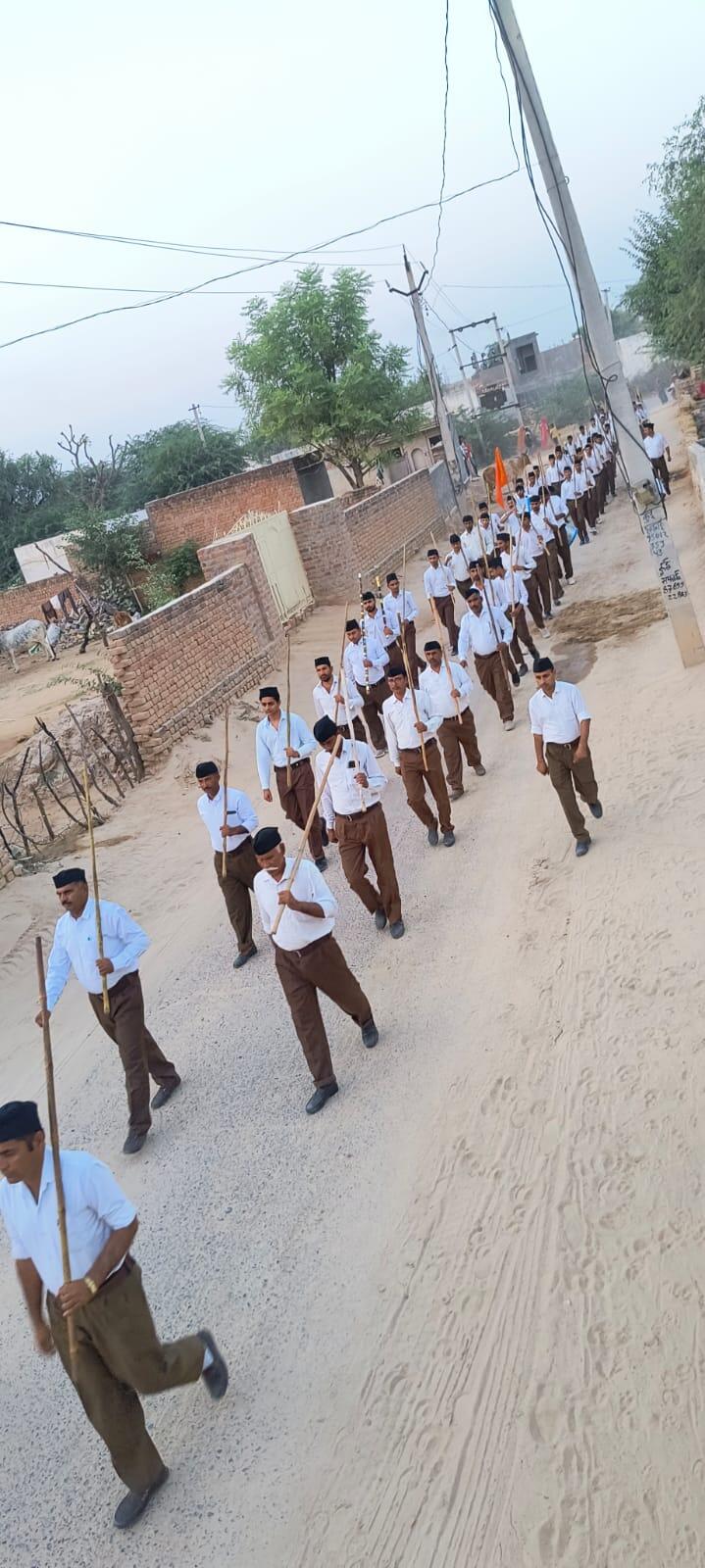 मोरखाणा में सुसवाणी माता मंदिर से रवाना होकर पूरे गांव से गुजरा पथ-संचलन