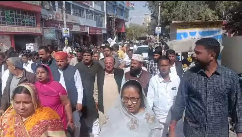 कांग्रेस का प्रदर्शन: पूर्व मंत्री कल्ला, यशपाल गहलोत, आरिफ सहित कांग्रेस नेताओं ने किया विरोध, लोकतंत्र की हत्या का आरोप