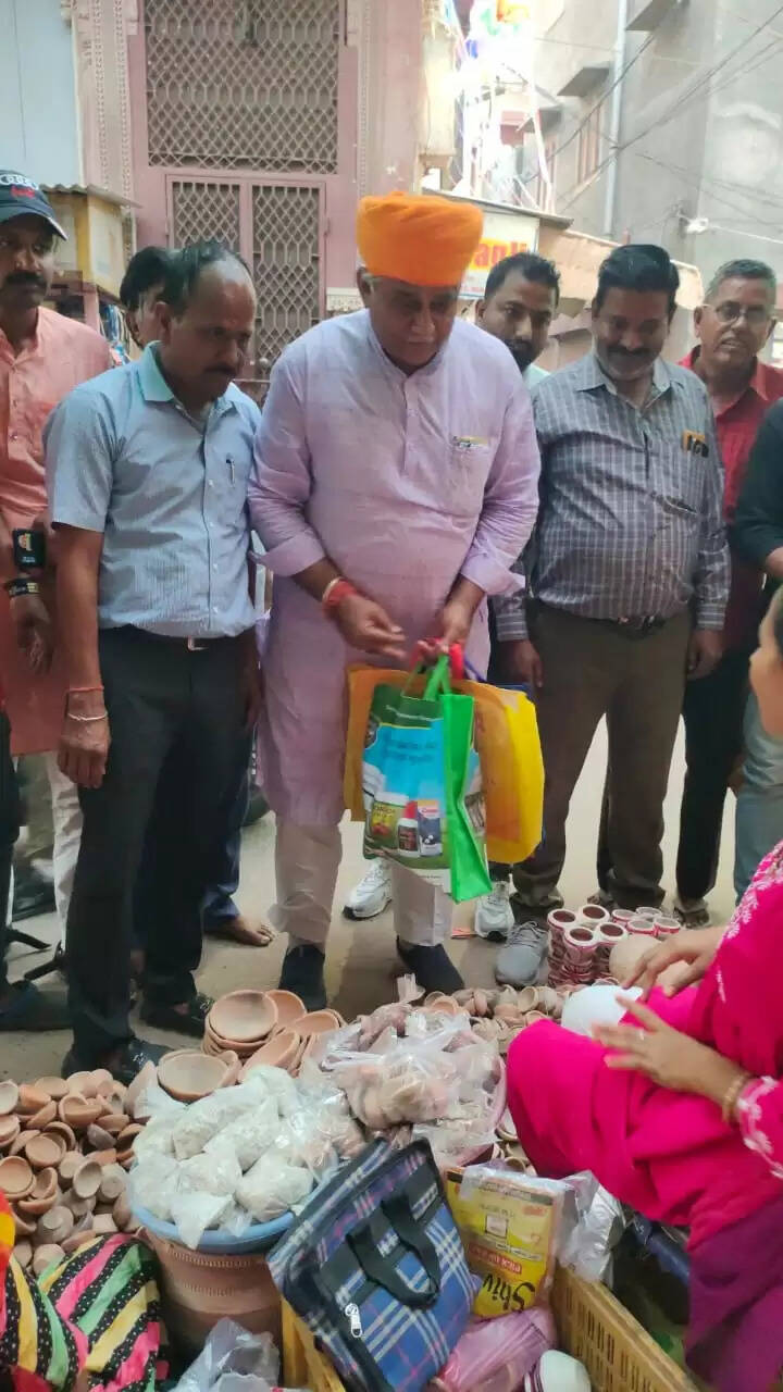 Vocal for Local : मंत्री मेघवाल ने फुलझड़ियां चलाई, जेठानंद ने दीपक खरीदे, सुरेन्द्रसिंह ने दीये बनाये, किशोर दीपक बांटने गये