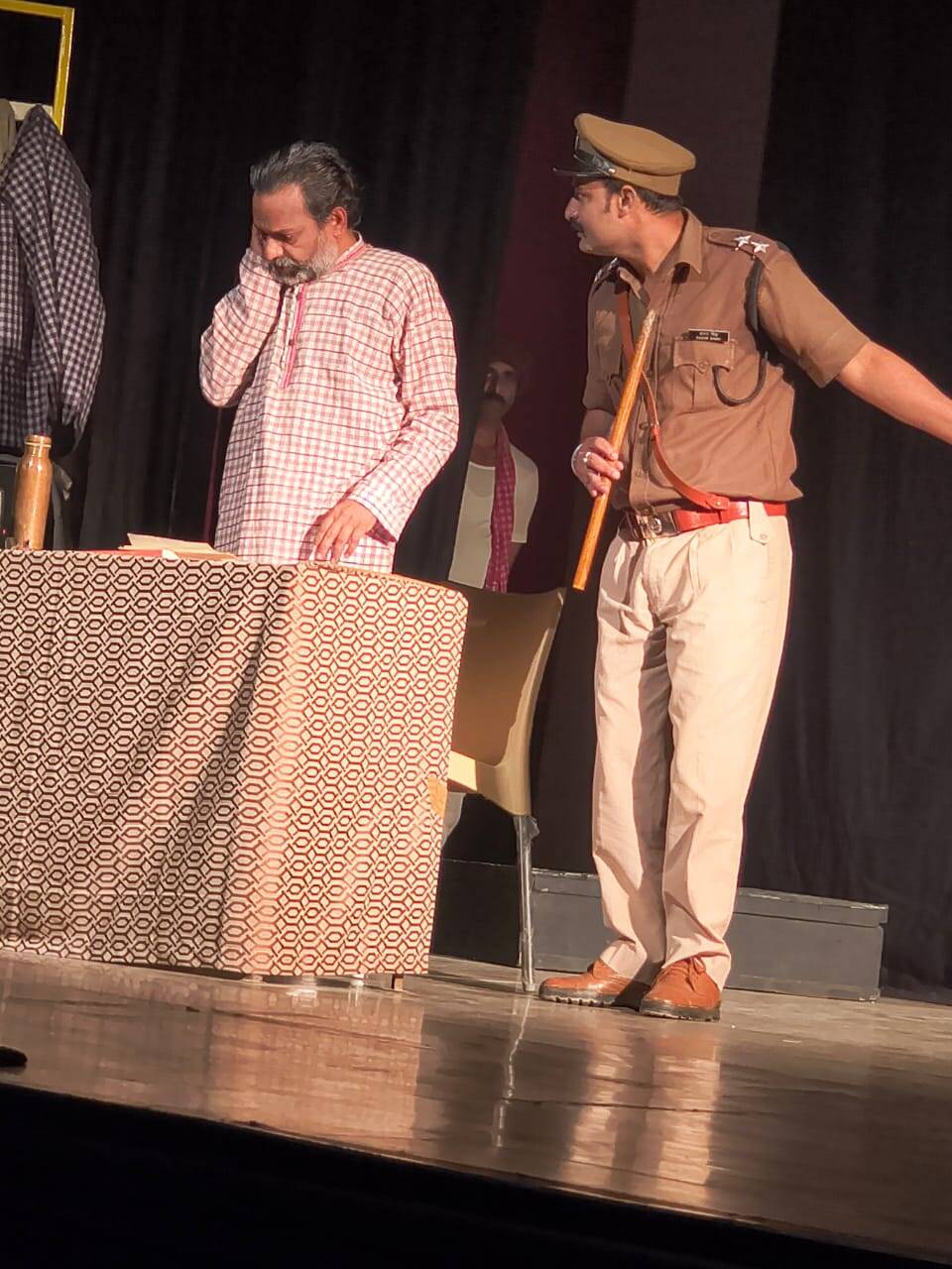 हैलो मिस्टर परसाई का अलवर में शानदार प्रदर्शन: दर्शकों ने सराहा नाटक और कलाकारों की प्रस्तुति