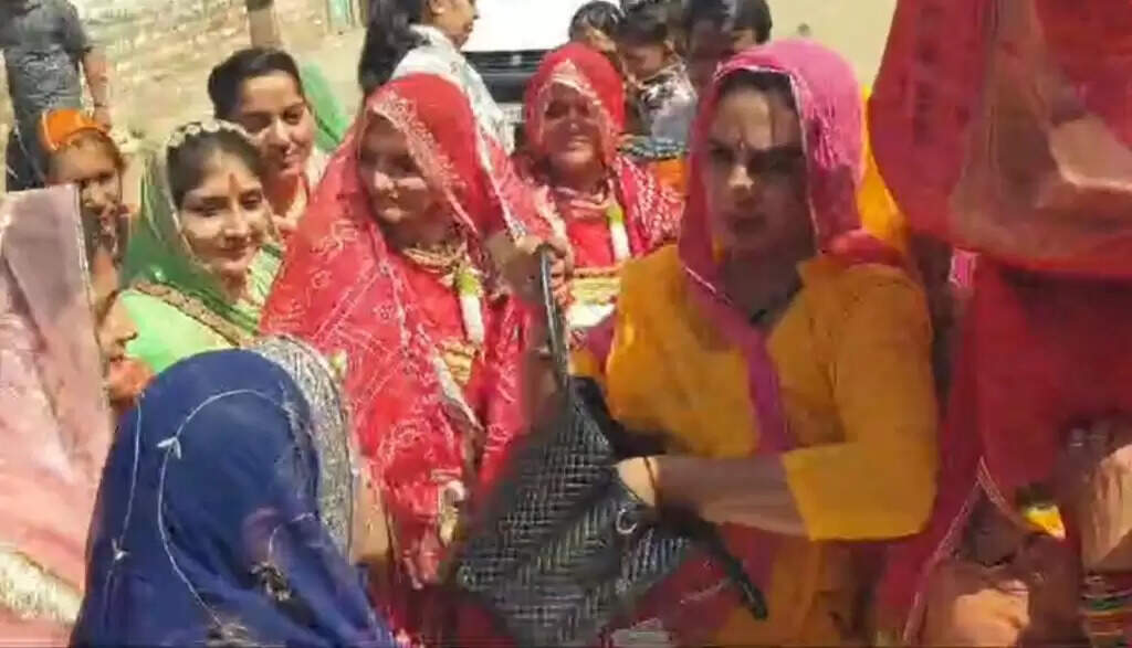 सपना मायरो भरण नै आई : ये हाथ बधाइयाँ-खुशियां बांटते भी हैं