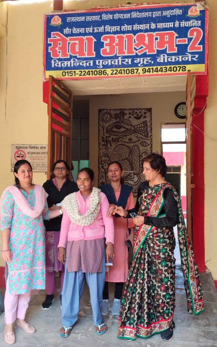 Bikaner : सेवाश्रम में आवासित पिंकी को एक महीने बाद मिले पति वीरेंद्र कुमार