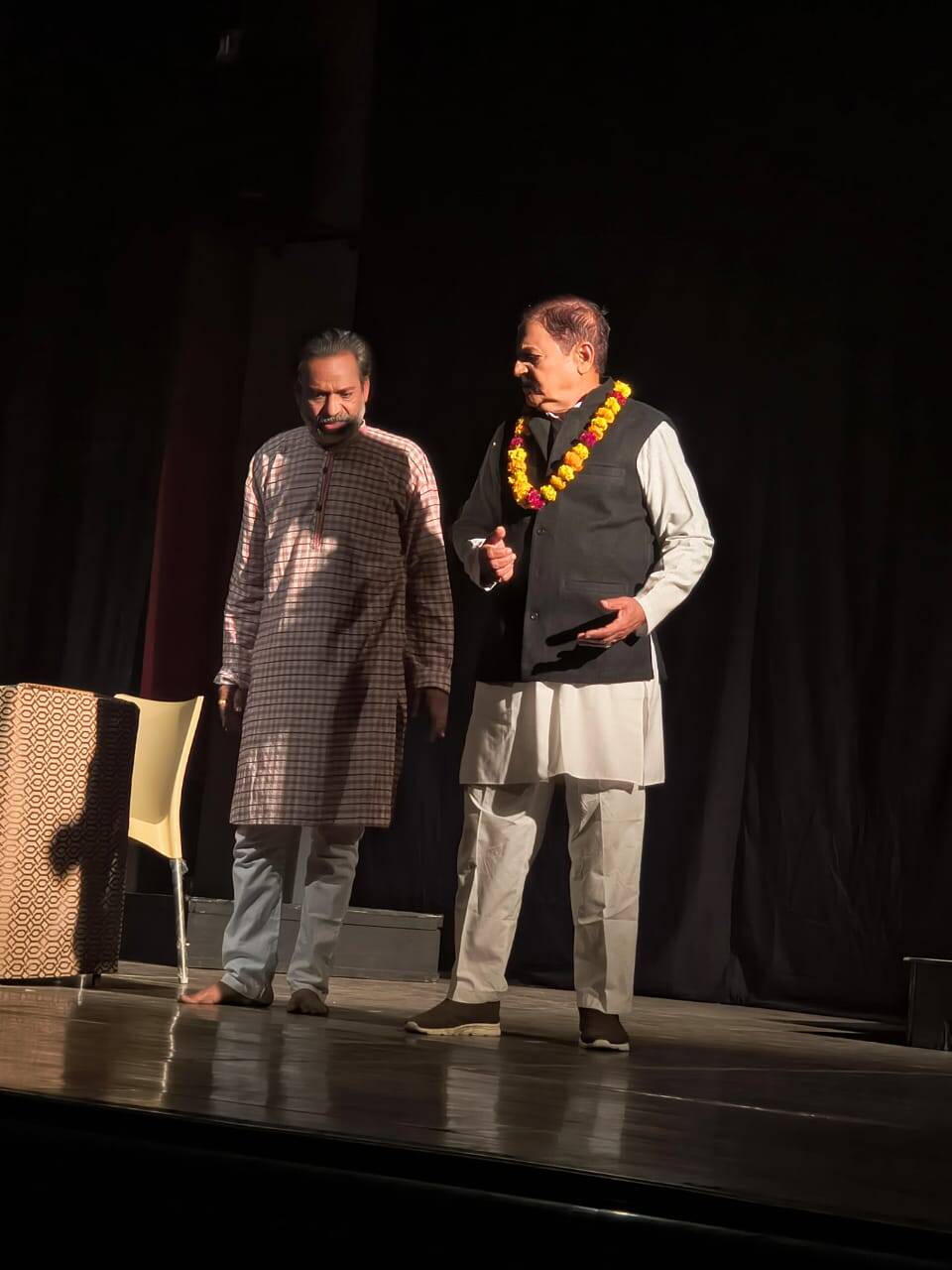 हैलो मिस्टर परसाई का अलवर में शानदार प्रदर्शन: दर्शकों ने सराहा नाटक और कलाकारों की प्रस्तुति