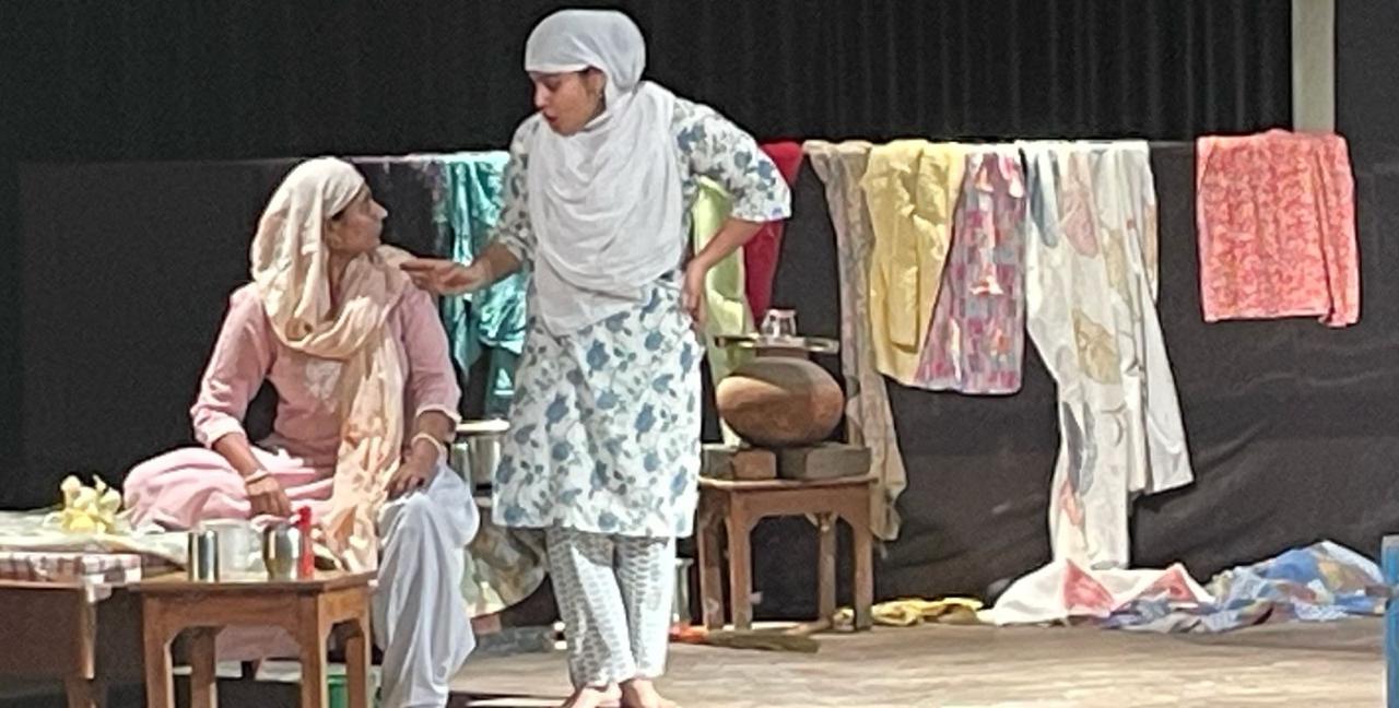 संवेदनाओं का मंचन - नाटकों का संगम : करुणा, हास्य और सामाजिक यथार्थ का चित्रण