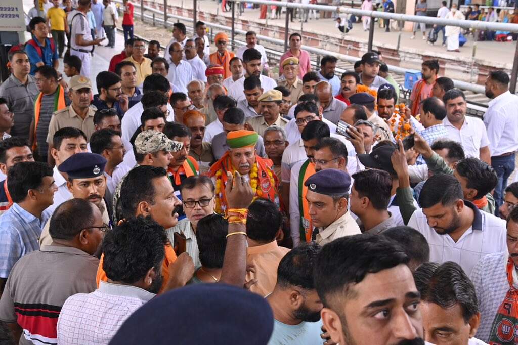 तीसरी बार मोदी सरकार में मंत्री बनने के बाद पहली बार बीकानेर आये अर्जुनराम ने ट्रेन से उतरते ही योग किया