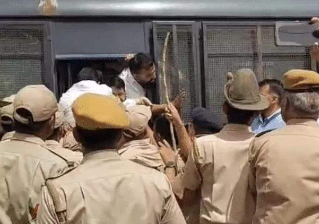 Jaipur : मूर्ति तोड़ने से गुस्साए लोगों ने जाम लगाया, पुलिस ने डंडे बरसाए