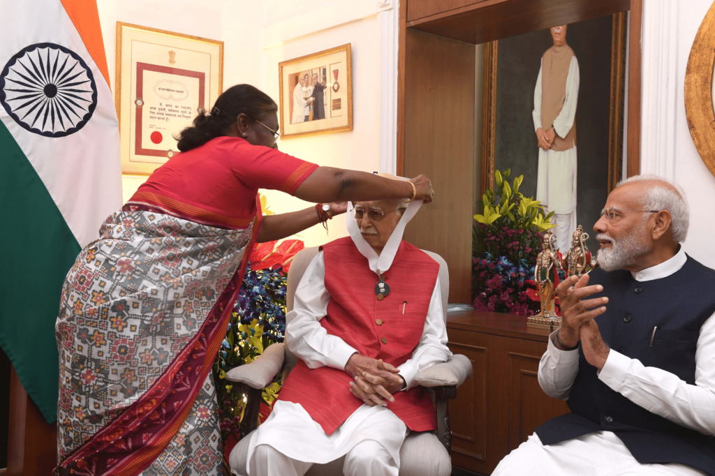 आडवाणी को भारत रत्न: प्रधानमंत्री नरेन्द्र मोदी, उपराष्ट्रपति धनखड़, वैंकया नायडु रहे मौजूद