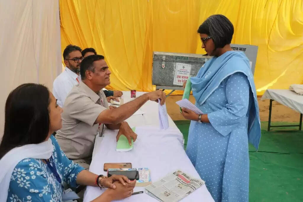 लोकतंत्र की मजबूती के लिए मतदान अवश्य करने की अपील