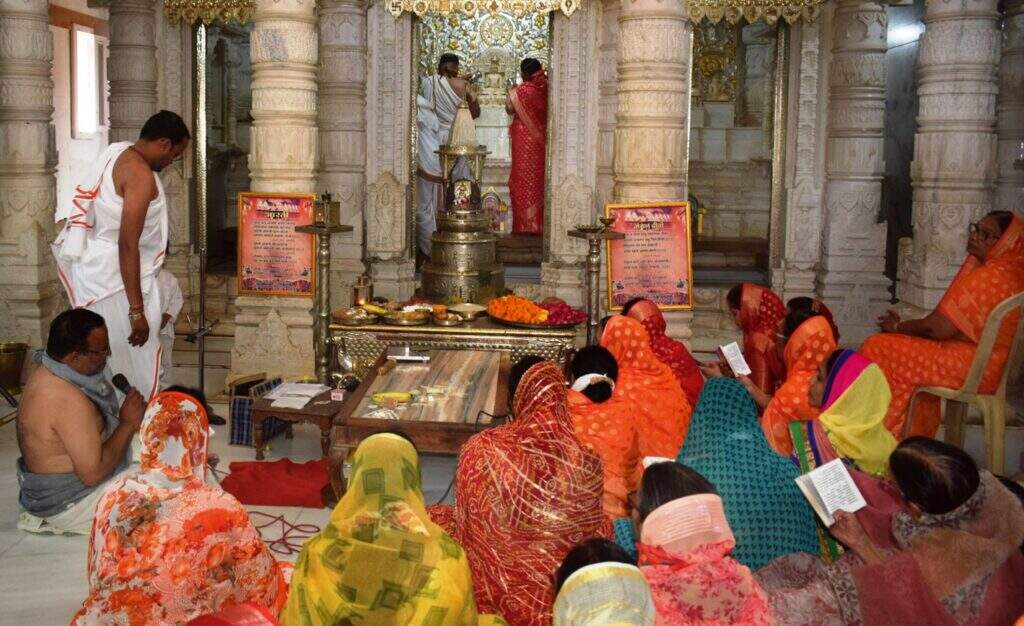 भगवान महावीर जयंती : भक्तामर पाठ, पक्षाल-चंदन पूजा, अहिंसा रैली, ध्वजा चढ़ाई