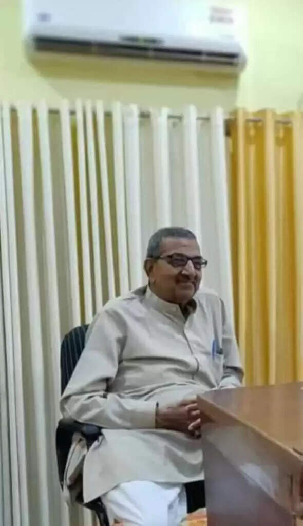 ओम आचार्य की अंतिम यात्रा में सैकड़ों उमड़े, भाजपा का झंडा ओढ विदा हुआ पार्टी का सेनानी