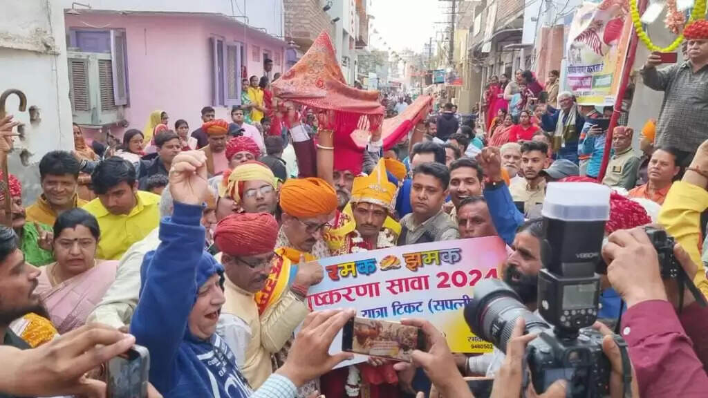 पुष्करणा सावा 2024: खिड़किया पाग वाले दूल्हों की बारातें निकलना शुरू, मोहता चौक से नत्थूसरगेट तक देखने उमड़े लोग