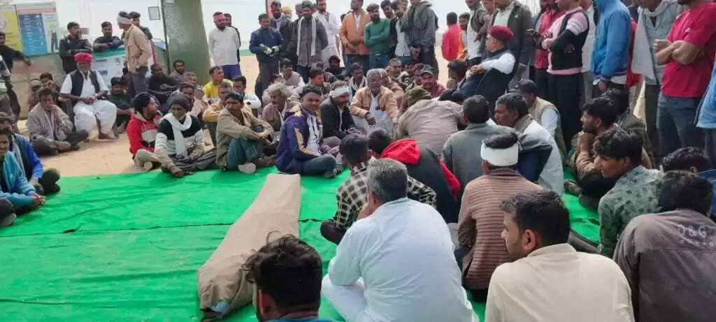 युवक की मौत के बाद मुआवजा नहीं देने के विरोध में ग्रामीण धरने पर