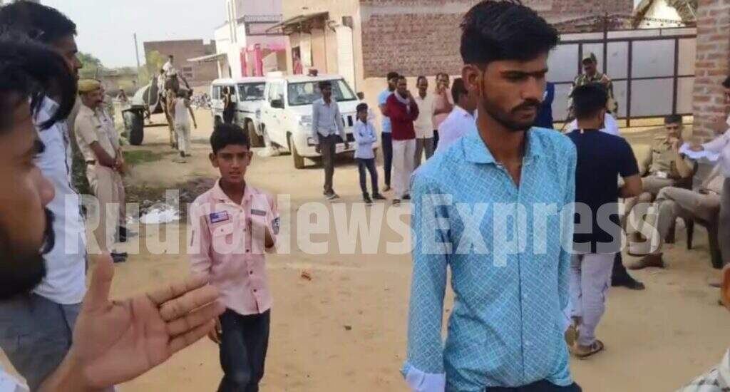 नोखा के गांव में भी वोटिंग का बहिष्कार : केन्द्रीय मंत्री अर्जुनराम मेघवाल के बेटे लोगों को समझाने डाइयां गांव पहुंचे