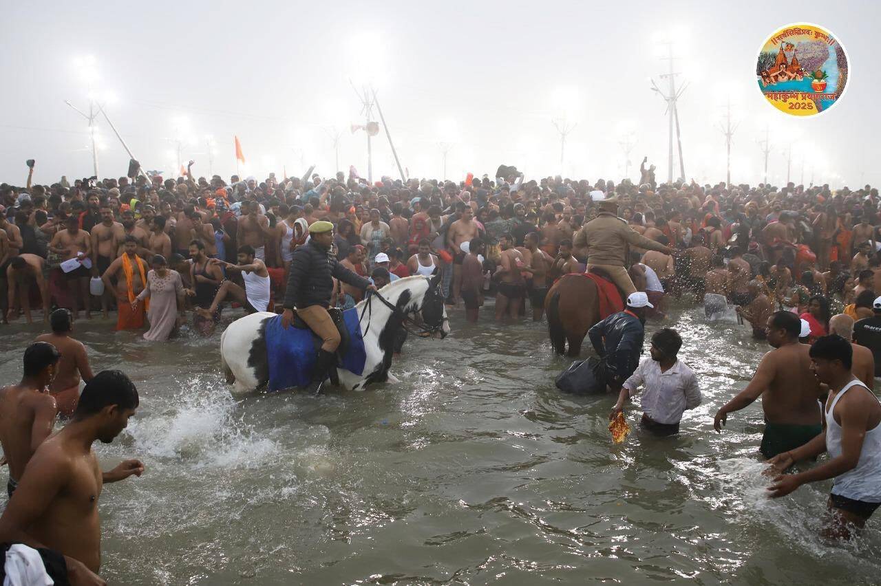 महाकुंभ 2025 : सबसे पहले महानिर्वाणी अखाड़ा ने किया स्नान, देखे महाकुंभ की कुछ खास झलकियां