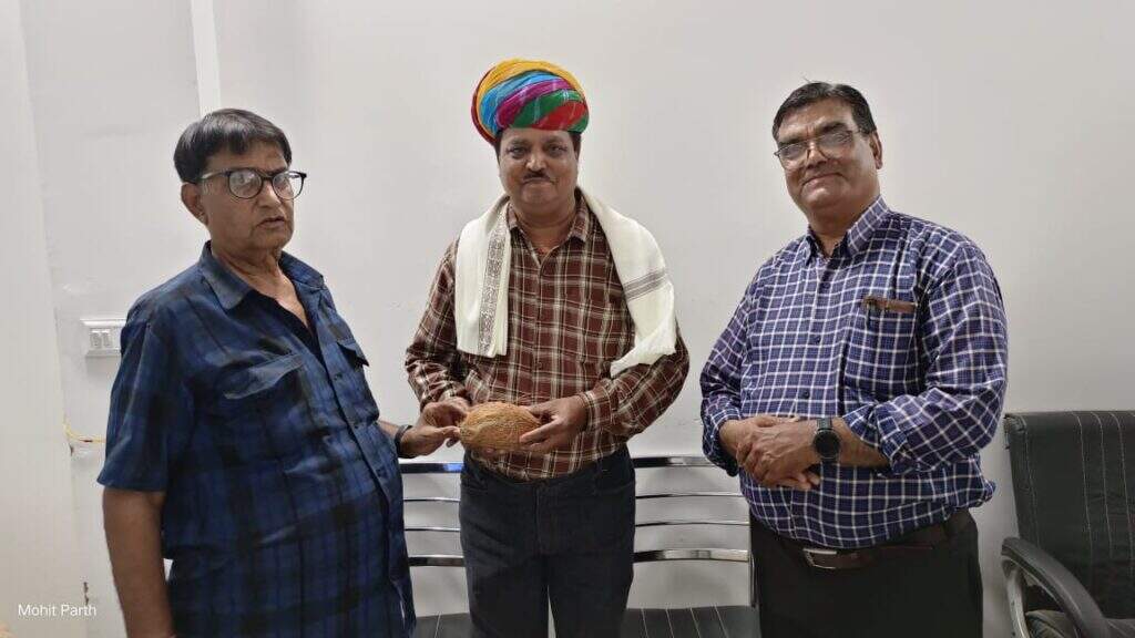 साहित्यकार आचार्य, रंगकर्मी हर्ष ने लांच किये गीतकार नगेन्द्र किराड़ू के दो गीत