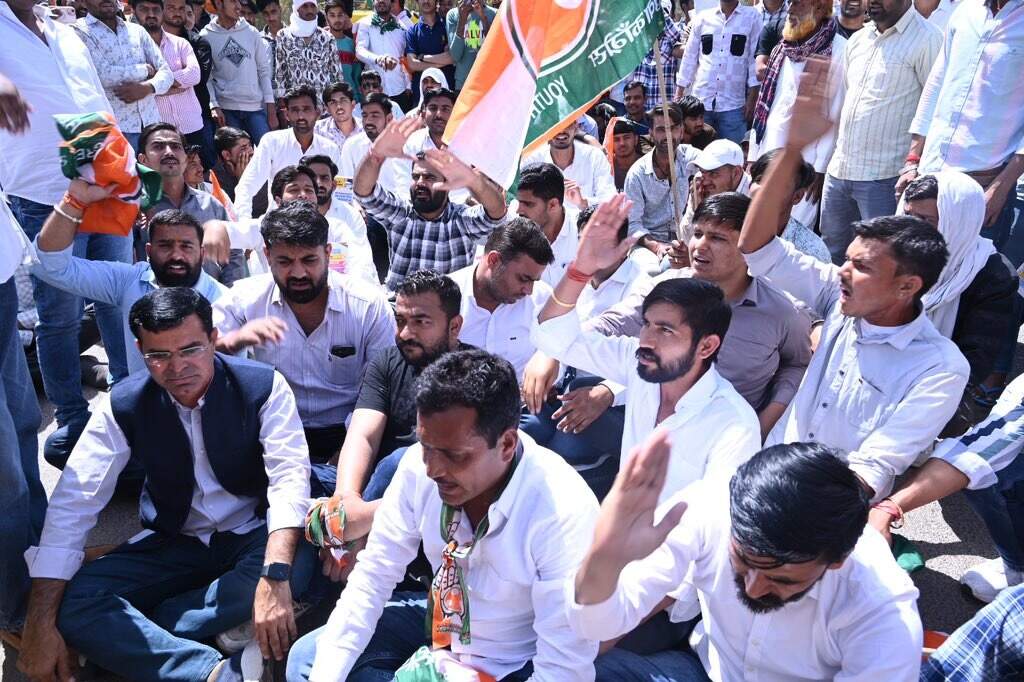 रोजगार की मांग कर रहे यूथ कांग्रेस कार्यकर्ताओं पर चले पुलिस के डंडे