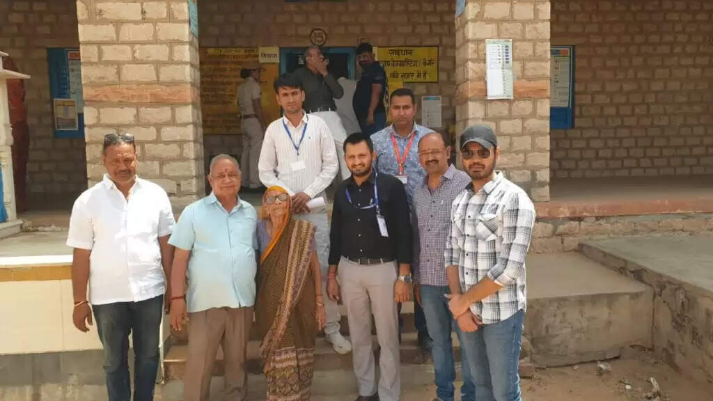 ब्याह के बाद बधावे के गीत सीधे पोलिंग बूथ पर, 100 पार की दादी पीढ़ियों को साथ ले वोट देने पहुंची