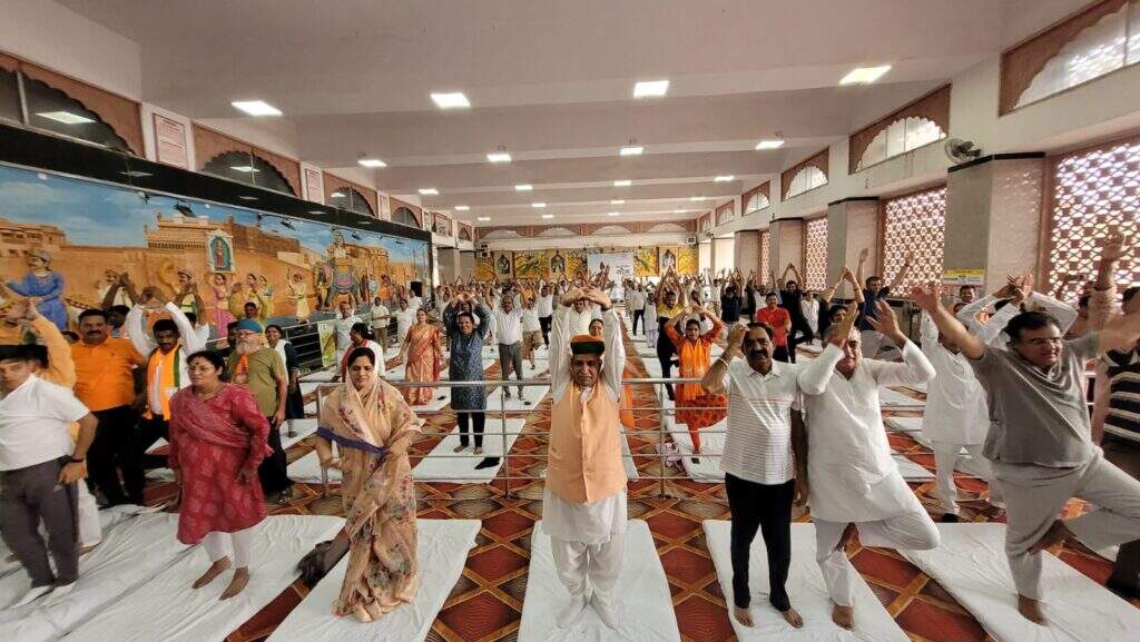 तीसरी बार मोदी सरकार में मंत्री बनने के बाद पहली बार बीकानेर आये अर्जुनराम ने ट्रेन से उतरते ही योग किया