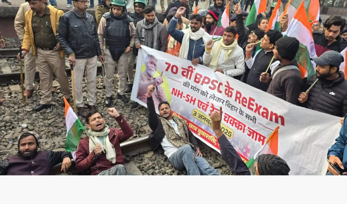 BPSC Protest :  पप्पू यादव के समर्थन के बाद रेलवे ट्रैक पर बैठे प्रदर्शंकारी छात्र