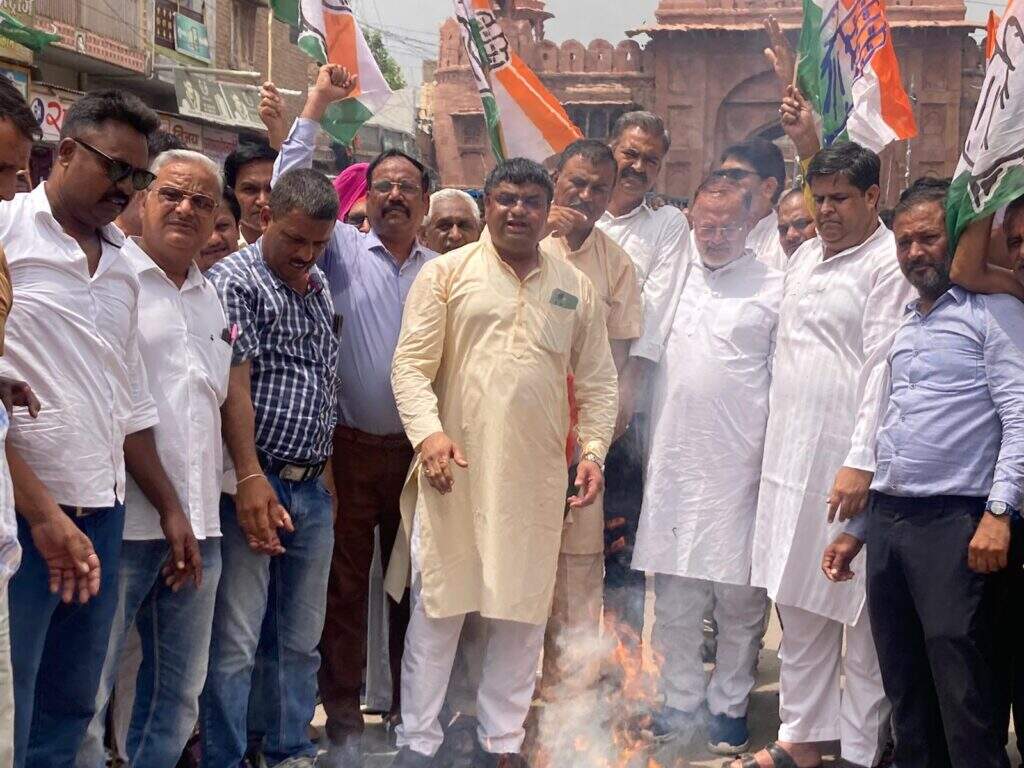 कोटगेट पर जुटे कांग्रेसी, सीएम भजनलाल का फूंका पुतला