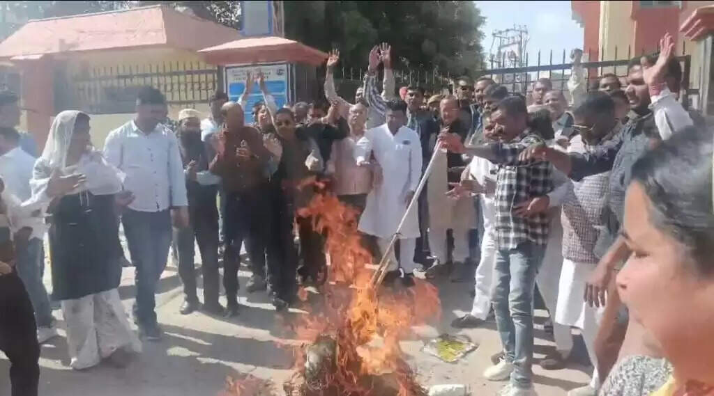 कांग्रेस का प्रदर्शन: पूर्व मंत्री कल्ला, यशपाल गहलोत, आरिफ सहित कांग्रेस नेताओं ने किया विरोध, लोकतंत्र की हत्या का आरोप