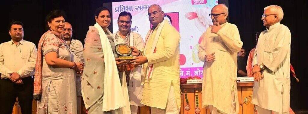 NOKHA : आदर्श विद्या मंदिर के विद्यार्थियों, प्राचार्य का सीएम, शिक्षामंत्री के हाथों सम्मान
