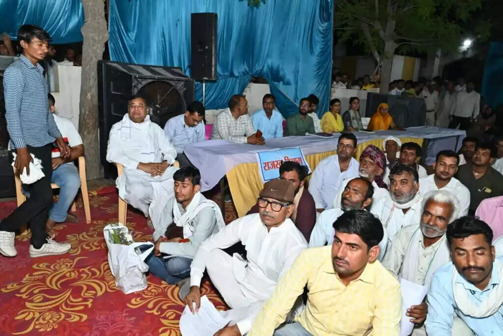 बिजली,पानी,सड़क की समस्याओं के लिए ग्रामीणो से संवाद, मौके पर ही दिए निस्तारण के निर्देश