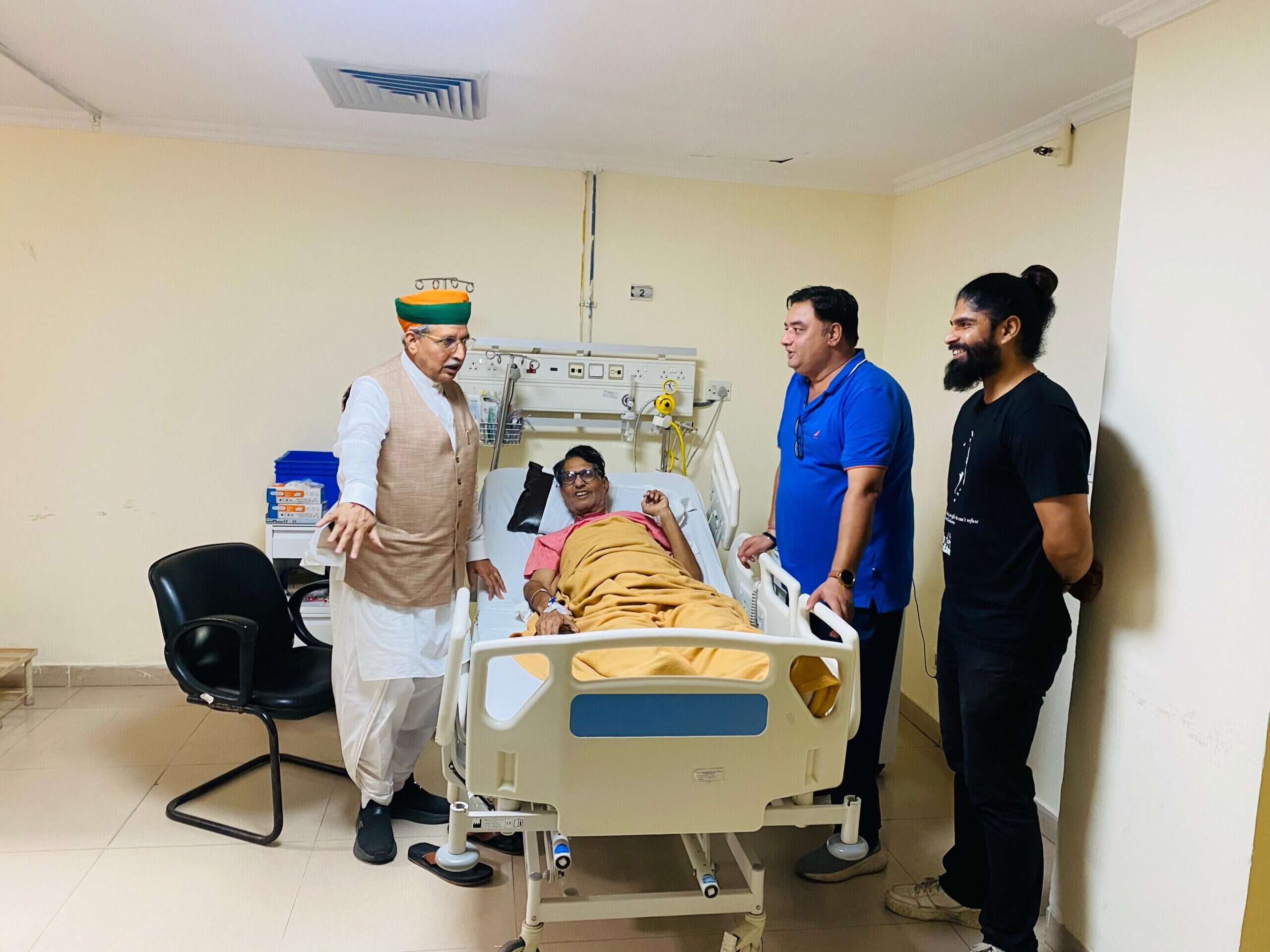 लेखक-पत्रकार आचार्य के स्वास्थ्य में सुधार, केन्द्रीय मंत्री मेघवाल, विधायक सुशीला डूडी, बिशनाराम सियाग, विधायक जेठानंद व्यास ने हालचाल जाने!