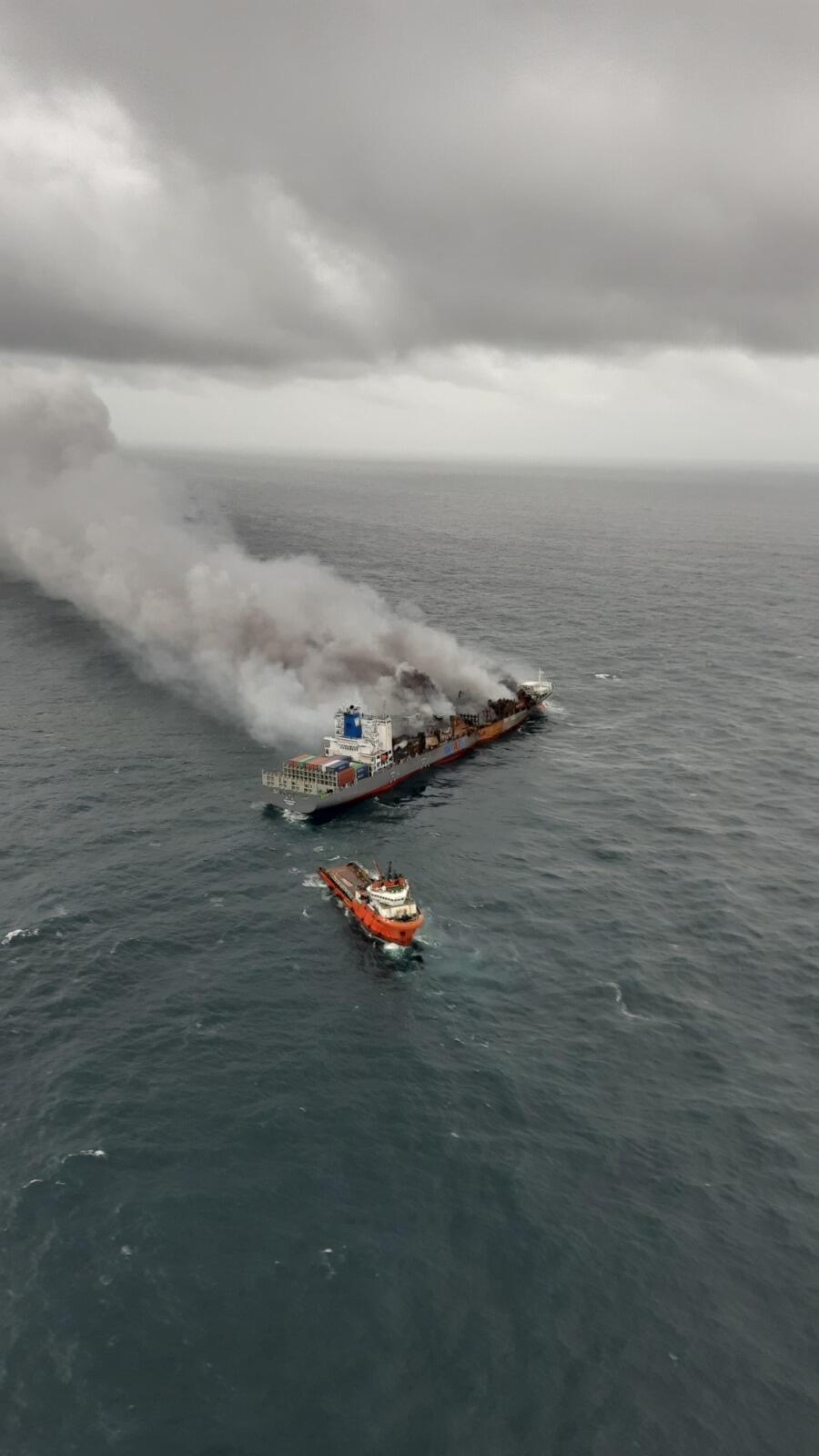 Singaporean Vessel MV Wan Hai 503 पर जान जोखिम में डाल उतरा भारतीय दल, खतरा टाला!