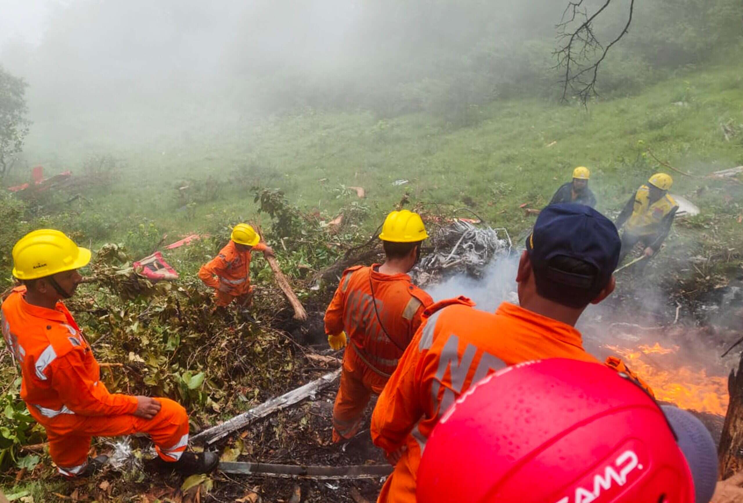 Helicopter Accident in Kedarnath : 07 मौतें, आर्यन एविएशन के सेवाएं सस्पेंड, ट्रांसभारत एविएशन के दो पायलटों के लाइसेंस छह महीने के लिए निलंबित