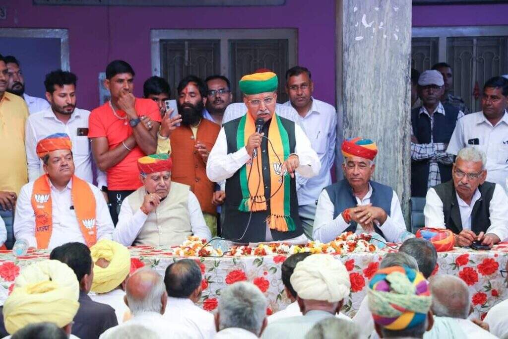 तोलियासर गांव में सभा को संबोधित कर भाजपा के पक्ष में वोट करने की अपील की