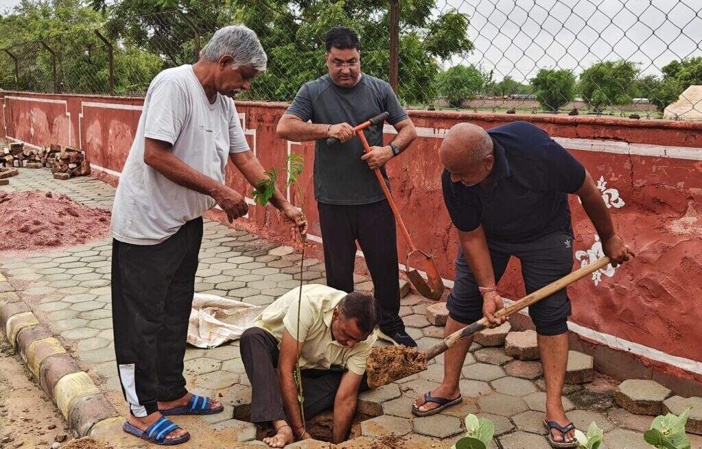 डॉ. करणी सिंह स्टेडियम परिसर में लगाए पौधे, उचित सार संभाल का लिया संकल्प