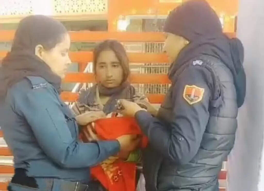 Salute Nirbhaya : माँ-बेटे को बचाया, 2 माह के बच्चे को महिला कांस्टेबल ने दूध भी पिलाया