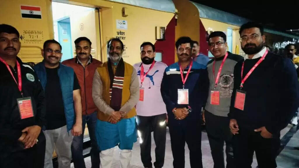 यात्रा के दौरान अर्जुन राम मेघवाल ने फूड पैकेट किये वितरित