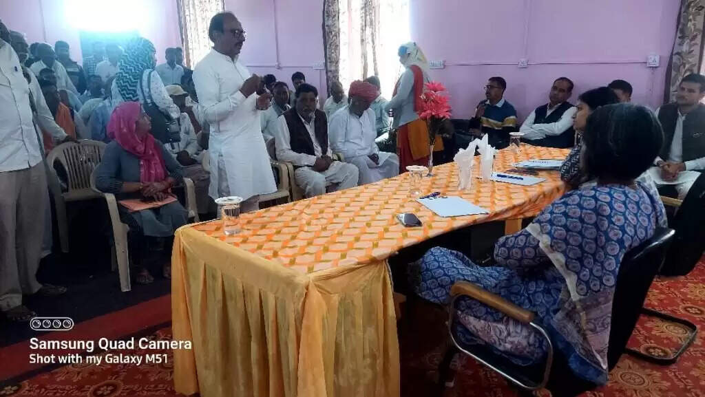 ग्रामीणों ने विभिन्न समस्याएं जिला कलक्टर के समक्ष रखीं