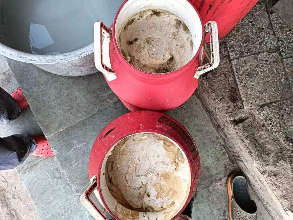 कोयला गली में क्रीम-घी की दुकान पहुंची टीम, फंगस लगा 140 किलो क्रीम फिंकवाया