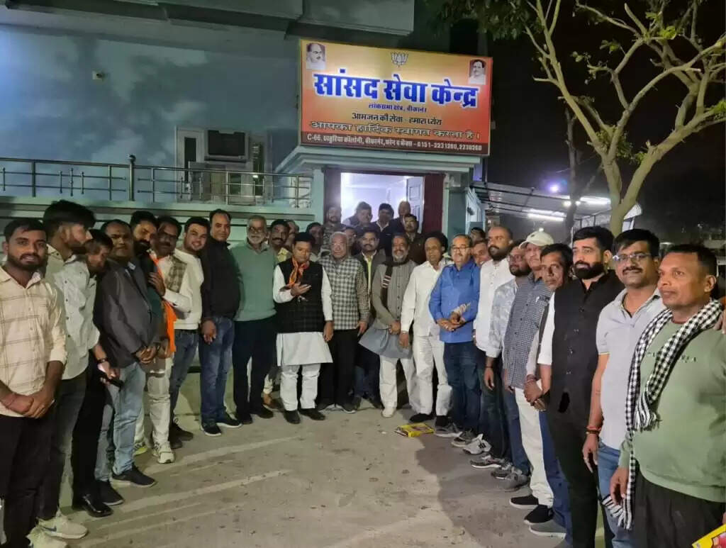 सांसद सेवा केन्द्र पर जुटी भाजपा, भारत माता, नरेन्द्र मोदी, अर्जुनराम के नारे लगे