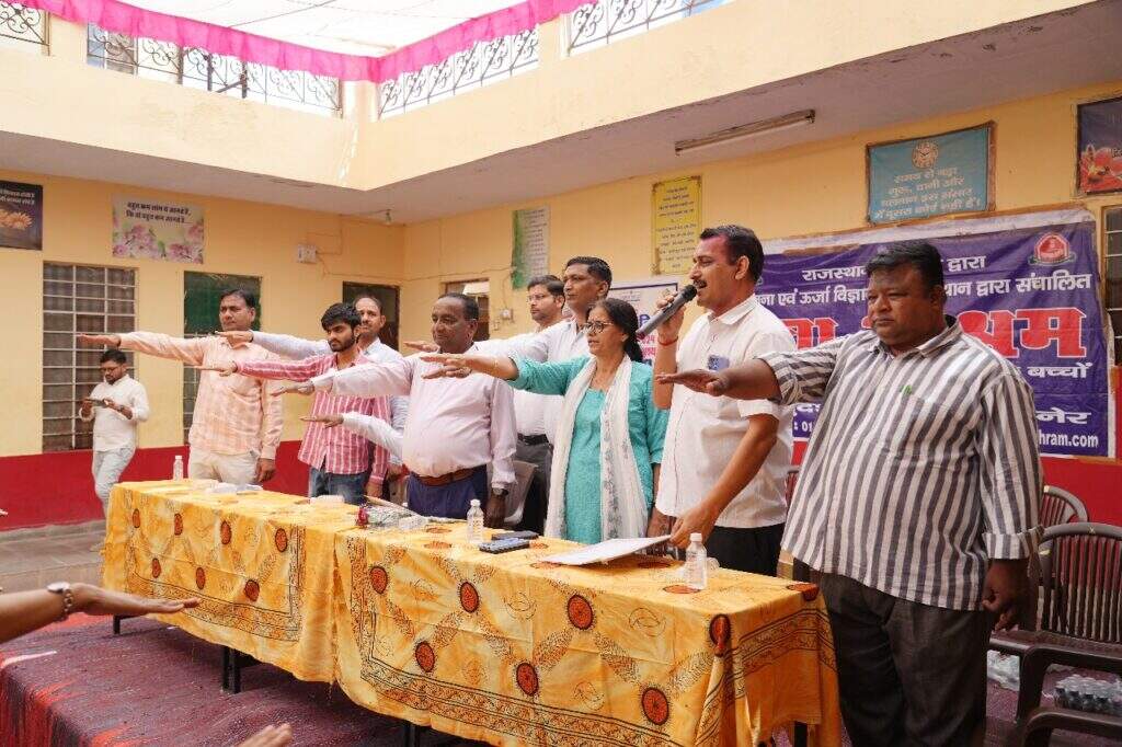 बच्चों ने नृत्य कर व रंगोली सजाकर लोकसभा चुनाव में शत-प्रतिशत मतदान की अपील की