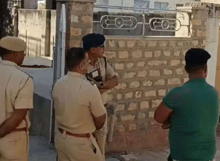 प्लॉट के लिए बच्चे पीटते हैं.. नोट दीवार पर चिपकाकर बुजुर्ग दंपती टंकी में कूद गए
