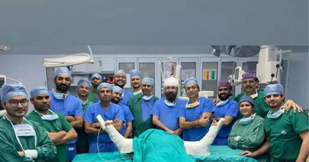 Sir Gangaram Hospital में हुआ अनूठा ट्रांसप्लांट, रिटायर्ड वाइस प्रिंसिपल के हाथ राजकुमार को लगाये
