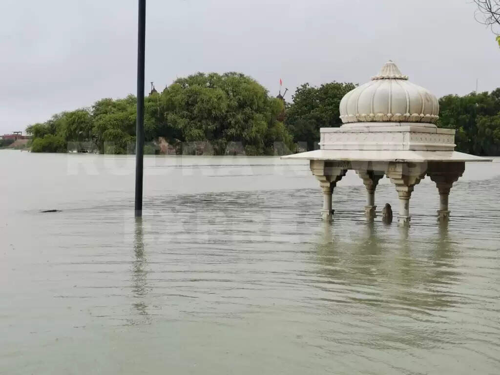कोलायत की ये तस्वीरें बयां कर रही हालात, कपिल मुनि मंदिर में पहुंचा पानी