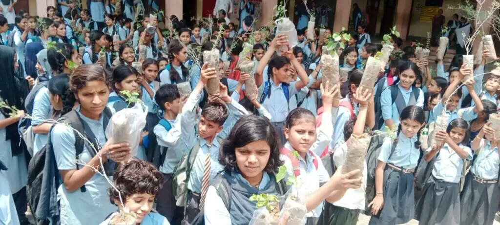 Nokha : शिक्षकों ने विद्यालय के सभी बच्चों को पांच-पांच पौधे वितरण किए
