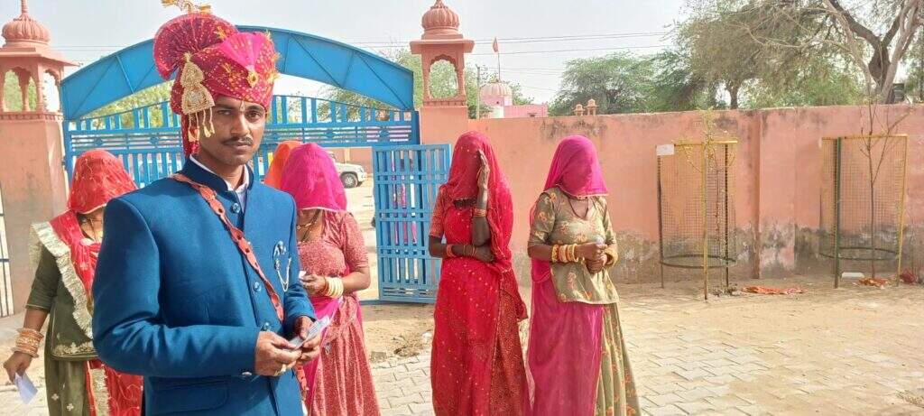 ब्याह के बाद बधावे के गीत सीधे पोलिंग बूथ पर, 100 पार की दादी पीढ़ियों को साथ ले वोट देने पहुंची