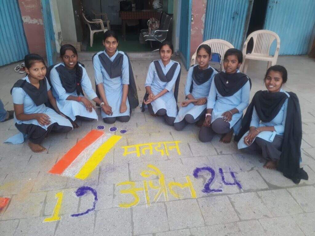 विद्यार्थियों ने प्रतियोगिताओं से शत प्रतिशत मतदान के लिए प्रेरित किया