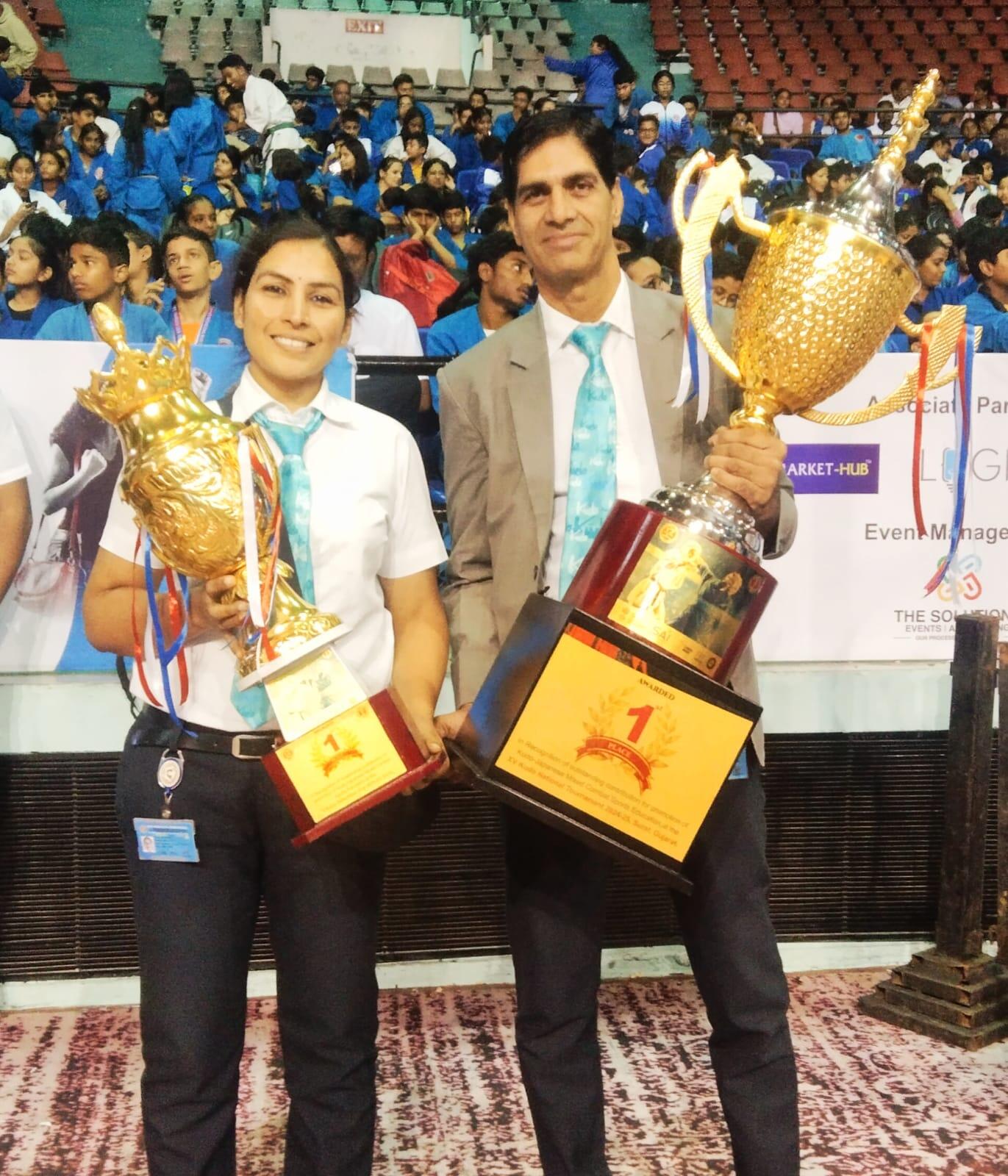 Welcome Champions : बीकानेर के 56 कूडोकाजो ने 91 मैडल जीते, कोच प्रीतम सेन सहित विजेताओं को मालाओं से लादा
